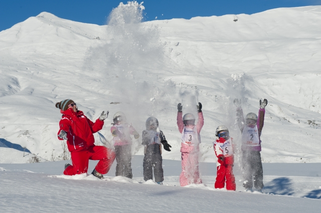 Les enfants pendant le cours de ski